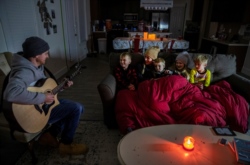 Teksas'ın Pflugerville kentinde elektrikleri kesilen bir aile.