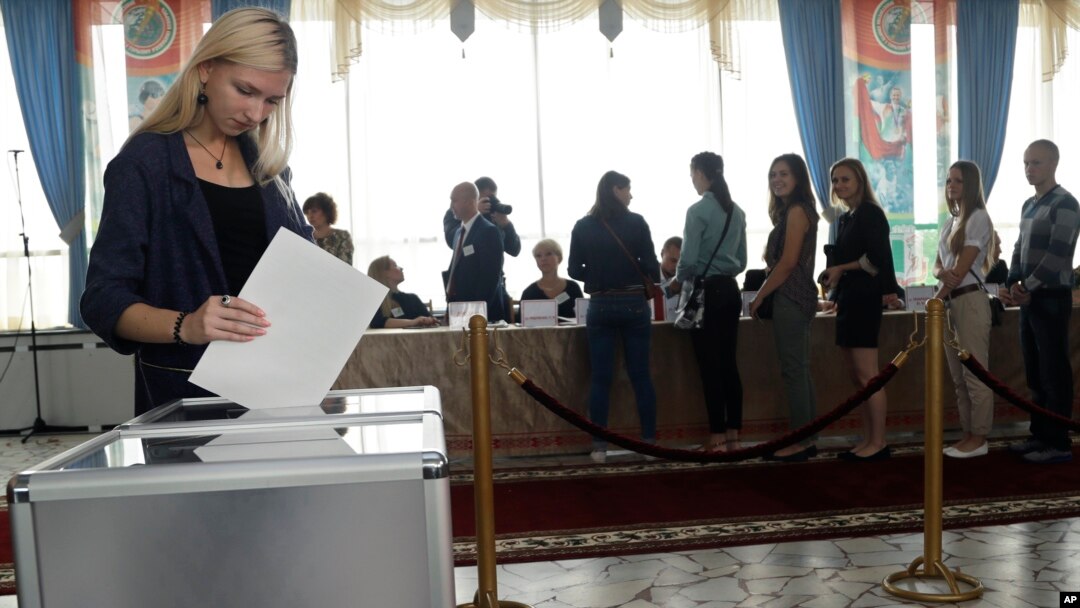 Minskdagi saylov uchastkasida belasurliklar ovoz bermoqda. 11-sentabr 2016-yil