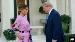 Mantan Presiden Donald Trump (kiri) tiba di acara penggalangan dana bersama istrinya, Melania Trump, di Palm Beach, Florida, 6 April 2024. (Foto: Lynne Sladky/AP Photo)