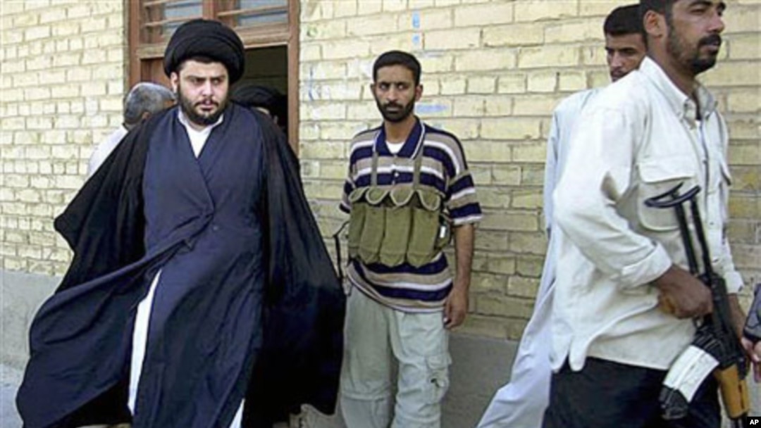 Giáo sĩ Hồi giáo Shia Muqtada al-Sadr (trái) bước ra từ một tòa nhà văn phòng ở Najaf, Iraq (ảnh tư liệu)
