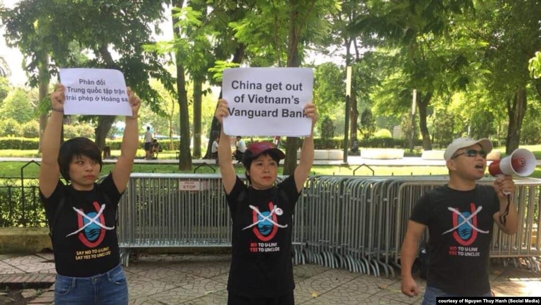 Nhà hoạt động Nguyễn Thúy Hạnh (giữa) cùng bạn bè phản đối các hành động của Trung Quốc ở Biển Đông, 6/8/2019.