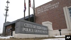Les bureaux de la police à Ferguson, dans le Missouri (AP)