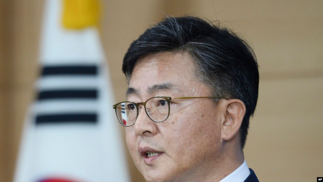 Menteri Unifikasi Hong Yong-pyo mengumumkan dihentikannya kegiatan di kompleks industri Kaesong di Seoul, Korea Utara (10/2). 