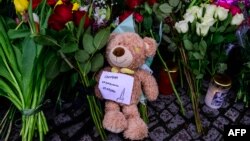 Improvizovani memorijal poginulima u napadu na koncertnu dvoranu u blizini ruske prestonice Moskve (Foto: AFP/John MACDOUGALL)
