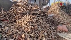 
د بلوچستان په شمالي علاقو کې خلک یخنۍ څخه ځان ساتلو لپاره ګاز بلوي
