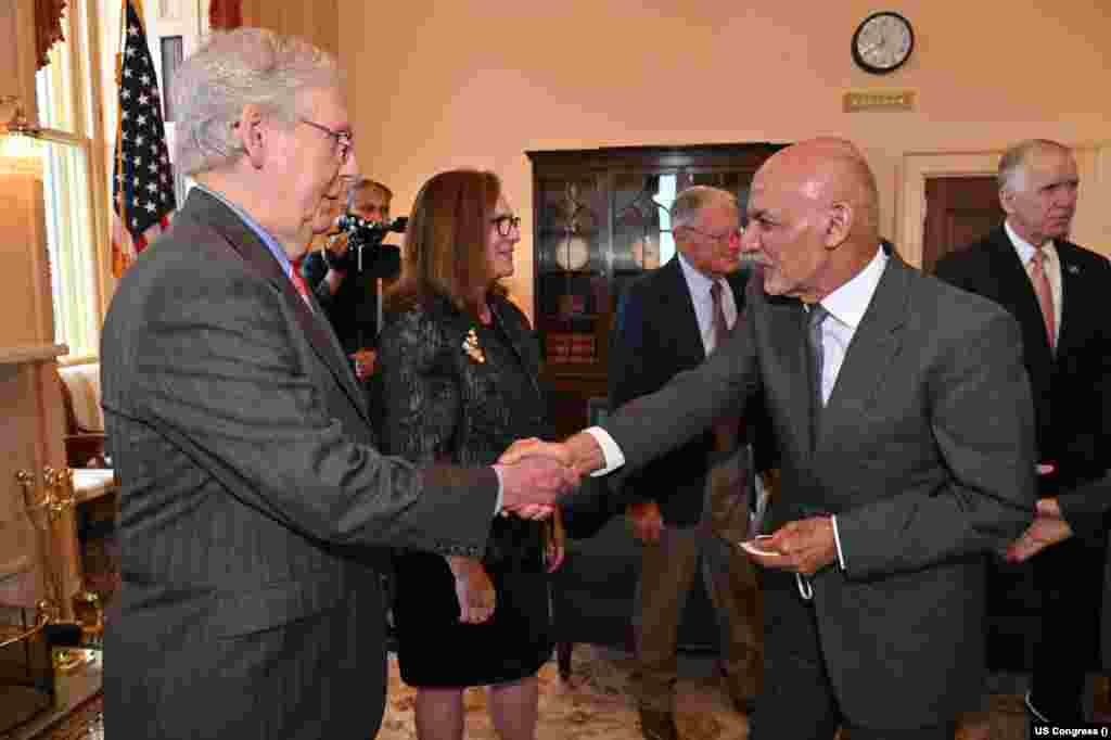 آقای غنی پیش از چاشت پنجشنبه با چک شومر و مچ مک&zwnj;کانل رهبران احزاب اکثریت و اقلیت مجلس سنای کانگرس امریکا دیدار کرد