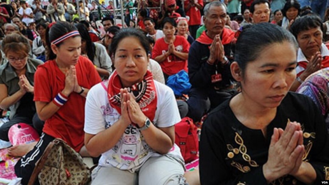 Para demonstran di Bangkok memperingati 60 tahun penobatan Raja Bhumibol Adulyadej, 5 Mei 2010.