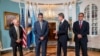 资料照片：2023年9月26日，美国国务卿布林肯（中右）在华盛顿国务院会见马绍尔群岛外交和贸易部长阿丁、帕劳总统惠普斯和密克罗尼西亚总统西米纳。（美联社照片）
