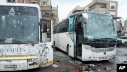 Deux bus touchés lors d'un double attentat à Damas, en Syrie, le 11 mars 2017.