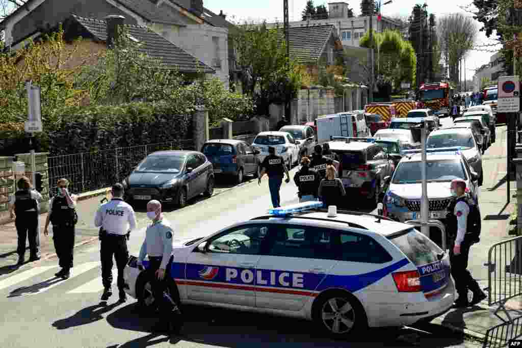 프랑스 파리의 남서부 랑부예 경찰서에서 여성 경찰관이 튀니지 국적의 남성이 휘두른 흉기에 찔러 숨졌다. 
