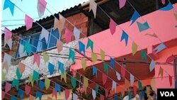 Banderitas de colores colocadas para una fiesta popular decoran la favela de Vila Canoas.