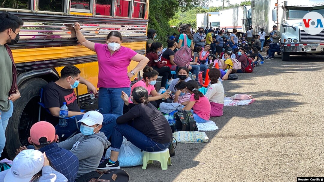 Nicaragüenses en uno de los puntos de vacunación en Honduras. Foto VOA.
