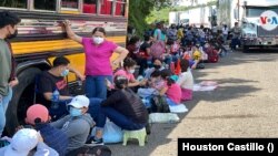 Nicaragüenses en uno de los puntos de vacunación en Honduras. Foto VOA.