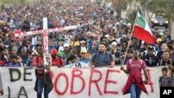 ARCHIVO - Imagen muestra a miles de migrantes partiendo el 24 de diciembre de 2023 de Tapachula, México, con destino a la frontera sur de Estados Unidos.