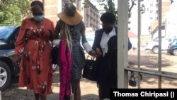 Amai Marry Mubayiwa vachibatsirwa kufamba kuti vapinde mudare