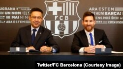 L'attaquant argentin Lionel Messi, à droite, lors du renouvellement de son contrat avec le FC Barcelone, Barcelone, Espagne, 25 novembre 2017. (Twitter/FC Barcelona)