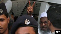 압둘 카데르 물라가 지난 2월 수감된 감옥 앞에서 손짓을 보내고 있다. 