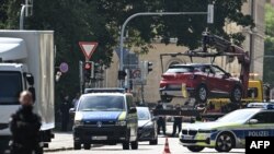 Los agentes de policía retiran un automóvil mientras aseguran el área después de un tiroteo cerca del edificio del Centro de Documentación para la Historia del Nacionalsocialismo (NS-Dokumentationszentrum) en Múnich, sur de Alemania, el 5 de septiembre de 2024.