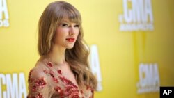 Taylor Swift arrives at the 46th Annual Country Music Awards at the Bridgestone Arena on Thursday, Nov. 1, 2012, in Nashville, Tenn.