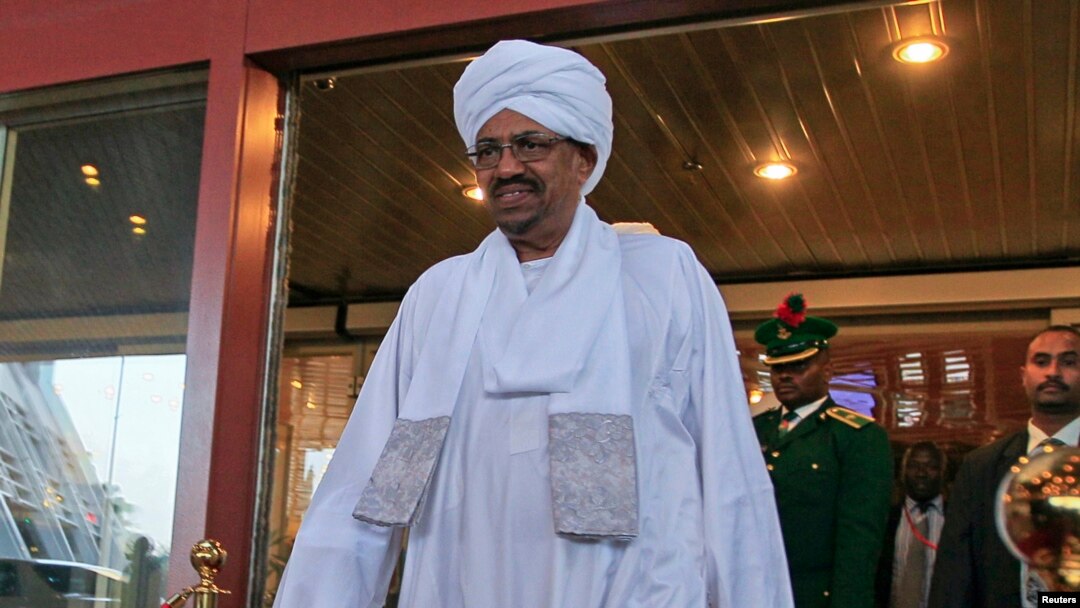 Presiden Sudan Omar al-Bashir keluar dari hotel tempatnya menginap di ibukota Abuja, Nigeria (14/7). Kelompok HAM menyerukan penangkapan Bashir yang didakwa oleh ICC. 