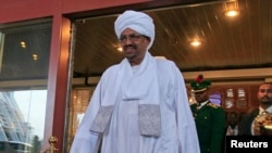 Tổng thống Sudan Omar al-Bashir bước ra từ một khách sạn ở Abuja, Nigeria, ngày 14/7/2013. Ông Bashir đang bị Tòa án Hình sự Quốc tế truy nã về các cáo buộc về tội ác chiến tranh