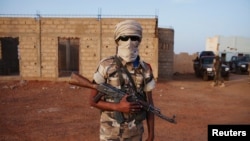 Seorang tentara Mali etnis Tuareg di bawah pimpinan Kol. El Hadj Ag Gamou berdiri di Pos Keamanan di Gao, Mali (Foto:dok, 3/3) 