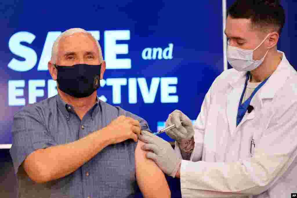 마이크 펜스 미국 부통령이 백악관 아이젠하워 행정동에서 화이자-바이오엔테크의 신종 코로나바이러스 백신을 공개 접종했다. 