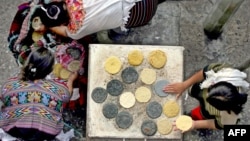 Imagen de elaboradoras de tortillas en Guatemala.