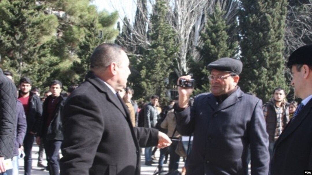 Բաքվի համալսարանի անվտանգության ծառայության աշխատողներից մեկը փորձել էր ջարդել համալսարանի ուսանողների բողոքի ցույցը լուսաբանող լրագրող Թափդիք Ֆարհադօղլուի տեսախցիկը, Բաքու, 20 փետրվարի 2014թ.