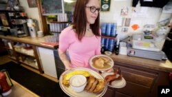 Pramusaji Laura Haege membawa pesanan sarapan di Waveland Cafe di Des Moines, Iowa. (Foto: Dok)