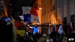 Manifestantes protestan contra un contrato minero del gobierno con una empresa canadiense en la Ciudad de Panamá el 26 de octubre de 2023.
