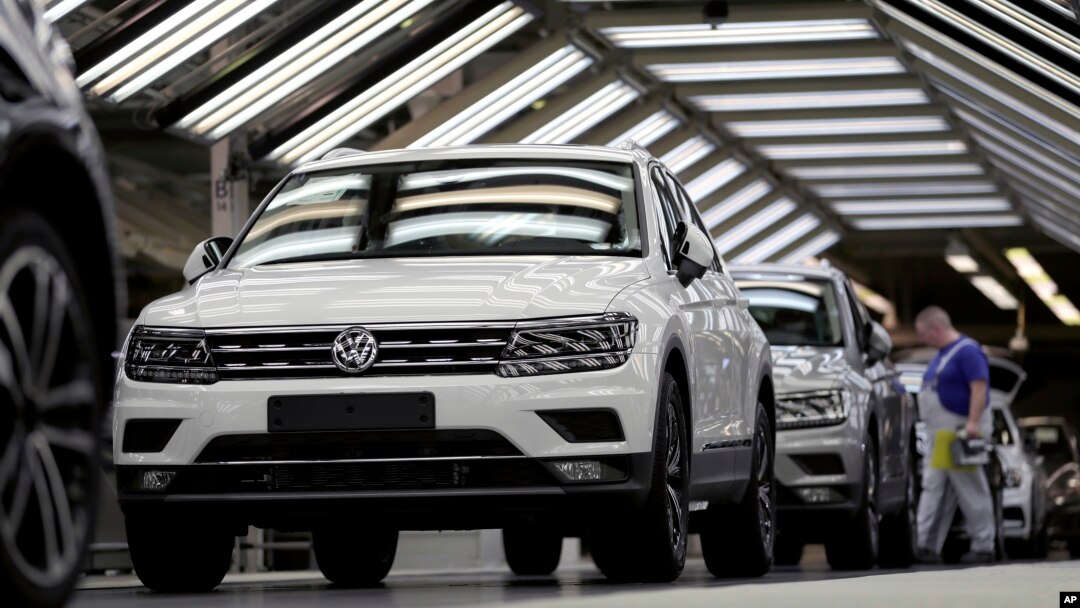 Mobil-mobil Volkswagen menjalani pemeriksaan akhir di pabrik Volkswagen di kota Wolfsburg, Jerman (foto: ilustrasi). 