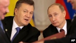 Ruski predsednik Vladimir Putin i predsednik Ukrajine Viktor Janukovič pri potpisivanju sporazuma u Moskvi, 17. decembar 2013.