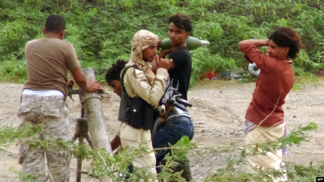 Pasukan pro-pemerintah Yaman bersiap untuk menembakkan mortir di kawasan al-Fazah di Provinsi Hodeida, Yaman, 15 Juni 2018.