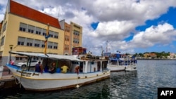 Botes venezolanos permanecen anclados en el muelle de Willemstad, en Curazao, en una fotografía de archivo tomada a finales de febrero de 2019.