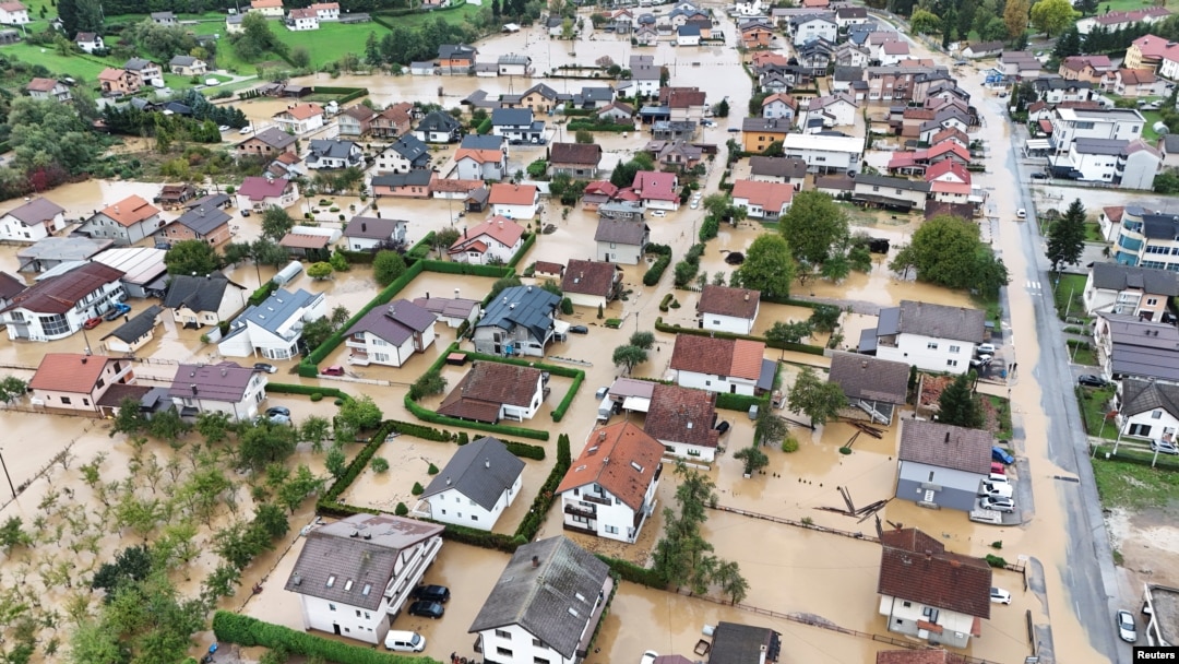 Poplavljeno stambeno naselje u mestu Kiseljak u Bosni i Hercegovini (Foto: Reuters/Amel Emric)