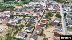 Poplavljeno stambeno naselje u mestu Kiseljak u Bosni i Hercegovini (Foto: Reuters/Amel Emric)