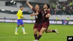 Los jugadores venezolanos Carlos Faya y Matías Lacava celebran un gol ante Brasil en el torneo preolímpico, en Caracas, este 1 de febrero de 2024.