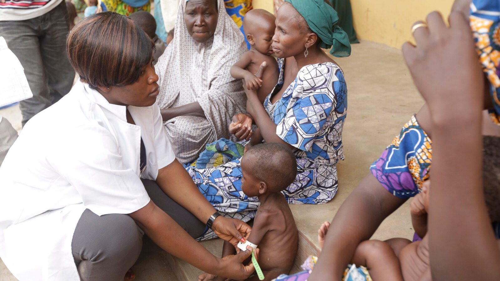 Likita na kula da yaran da suka rame saboda karancin abinci a hannun 'yan Boko Haram