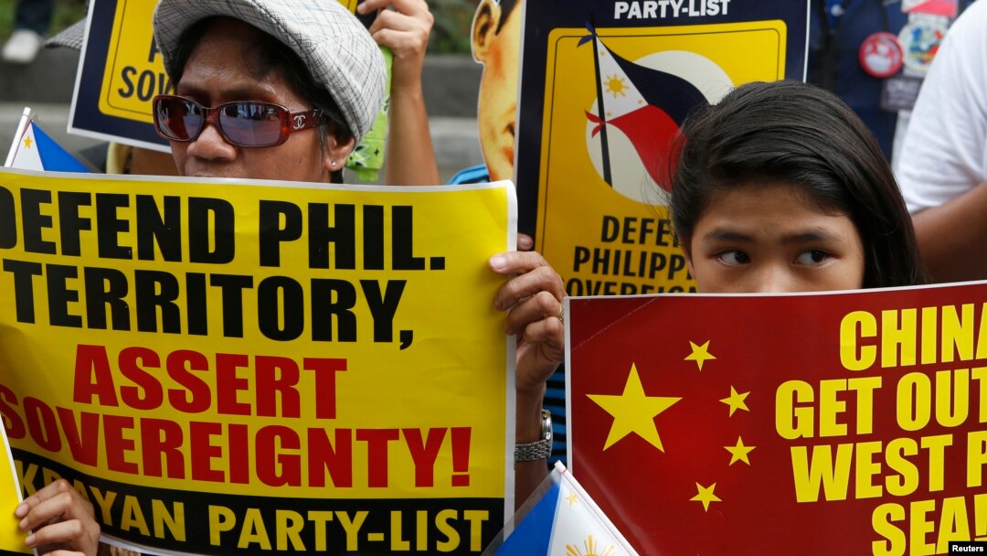 Puluhan aktivis Filipina melakukan unjuk rasa di luar Kedutaan China di Manila Kamis (12/6).