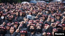 FILE - The National Samsung Electronics Union workers shout slogans in front of the Samsung Electronics Nano City Hwaseong Campus in Hwaseong, South Korea, July 8, 2024.