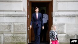 جرد کوشنر در حال خروج از ساختمان وزارت خارجه بریتانیا در لندن 