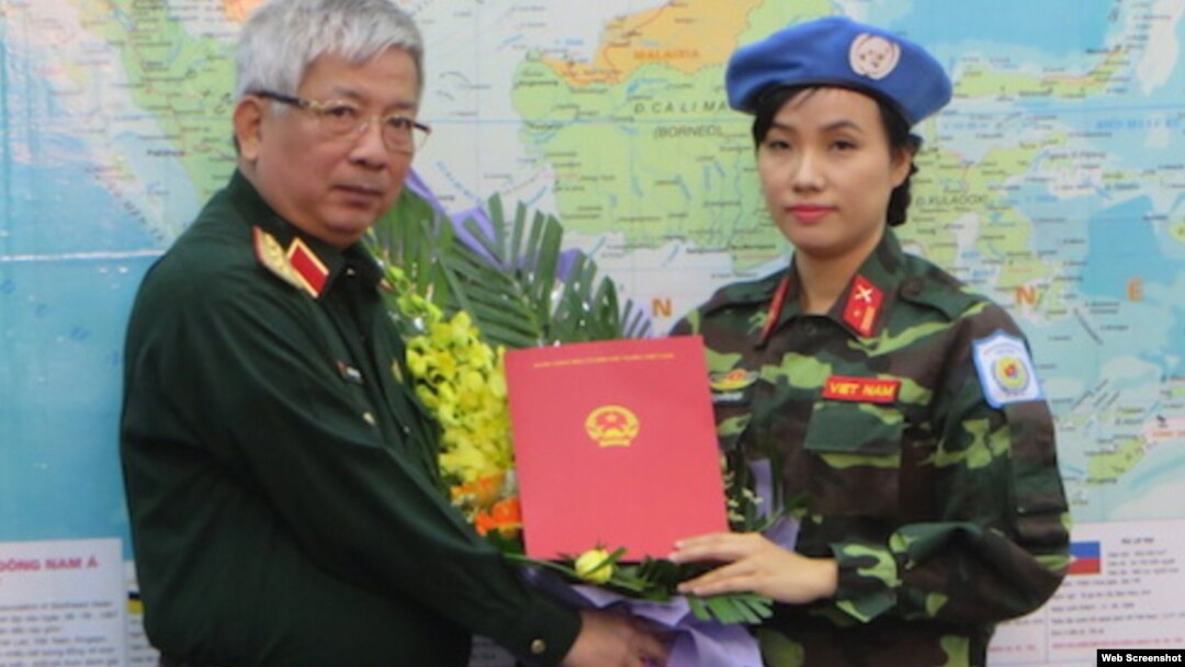 Thượng tướng Nguyễn Chí Vịnh, Thứ trưởng Bộ Quốc phòng, căn dặn Thiếu tá Nga “cần chủ động, nỗ lực cao nhất, phối hợp tốt với các đồng nghiệp để nhanh chóng bắt nhịp với công việc và hoàn thành tốt các nhiệm vụ được giao”.