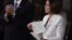 Nancy Pelosi déchire le discours de Donald Trump le 4 février 2020 à Washington. (Olivier DOULIERY / AFP)
