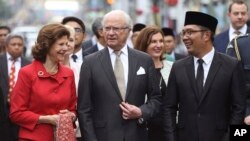 Wali Kota Bandung dan cagub Jawa Barat, Ridwan Kamil, saat menemani Raja Swedia Carl XVI Gustaf (tengah) dan Ratu Silvia (kiri), berjalan di jalan bersejarah Asia-Afrika di Bandung, Jawa Barat, 24 Mei 2017.