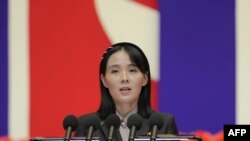 北韓官媒朝中社2022年8月14日發布照片顯示，金正恩的妹妹金與正在平壤的會議上演講。（ 資料圖片）