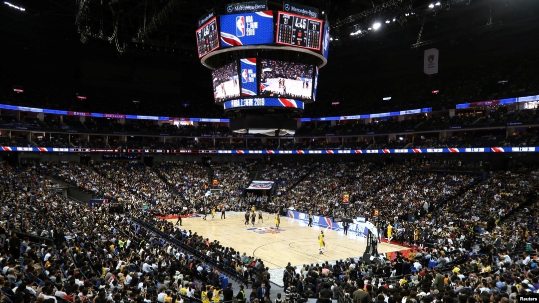 美国NBA洛杉矶湖人队与布鲁克林篮网队在中国上海比赛。(2019年10月10日) 