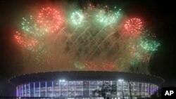 Atraksi kembang api di Stadion Gelora Bung Karno dalam upacara penutupan Asian Games ke-18, di Jakarta, Minggu, 2 September 2018.