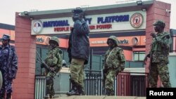 Les forces de l'ordre stationnées devant le quartier général de la Plateforme d'unité nationale, principal parti d'opposition ougandais.