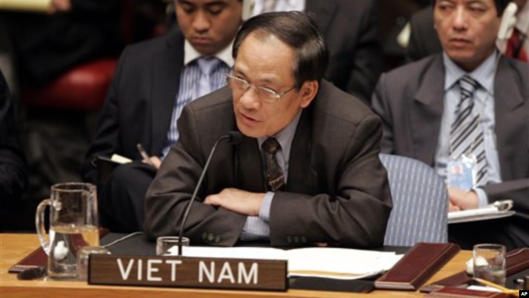 Ông Lê Lương Minh chính thức tiếp nhận chức tổng thư ký luân phiên của ASEAN. Ông Minh từng giữ chức đại sứ Việt Nam tại Liên Hiệp Quốc.